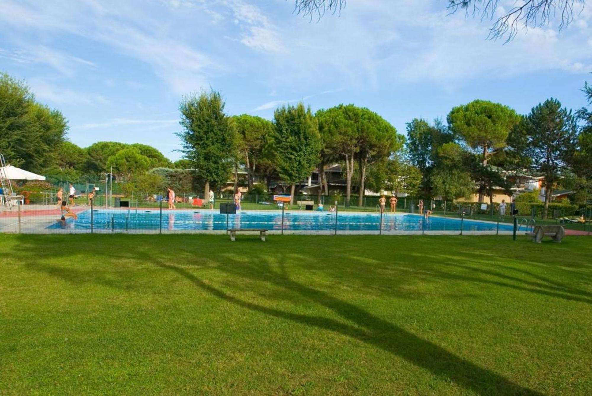 Appartamento Two Storey Terraced House In A With A Pool